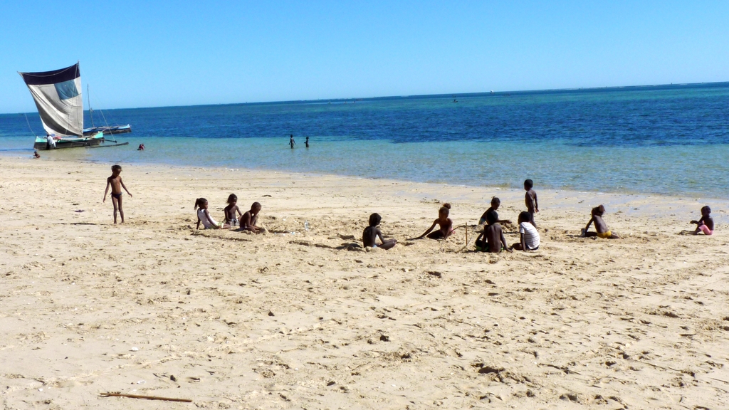 03.JPG - les enfants jouent sur la plage