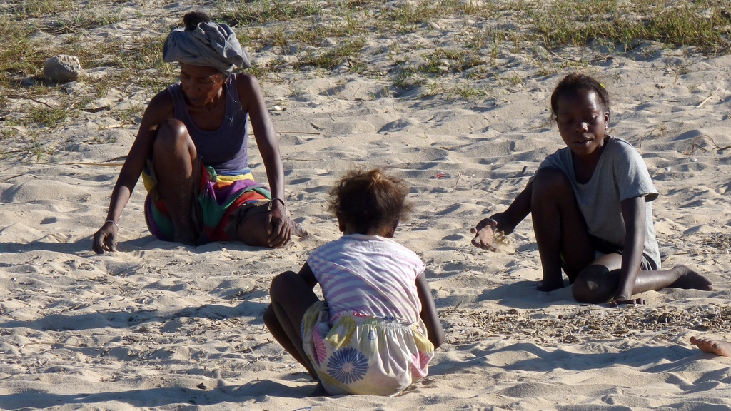 04.JPG - elles travaillent sur la plage