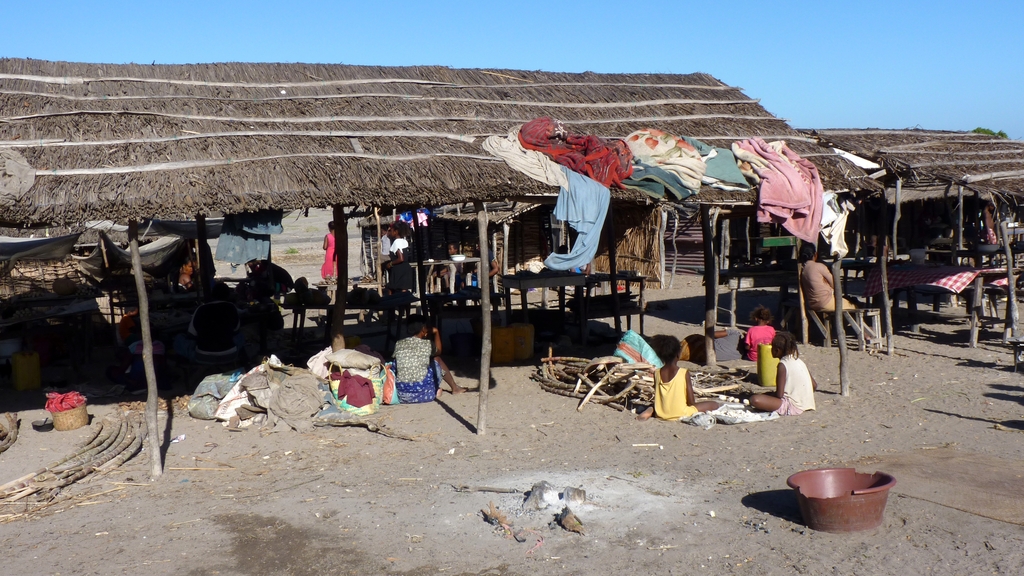 20.JPG - le marché du village des TANALANA