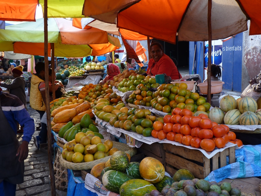 24.JPG - le ZOMA est le plus grand marché d'ANTANANARIVO