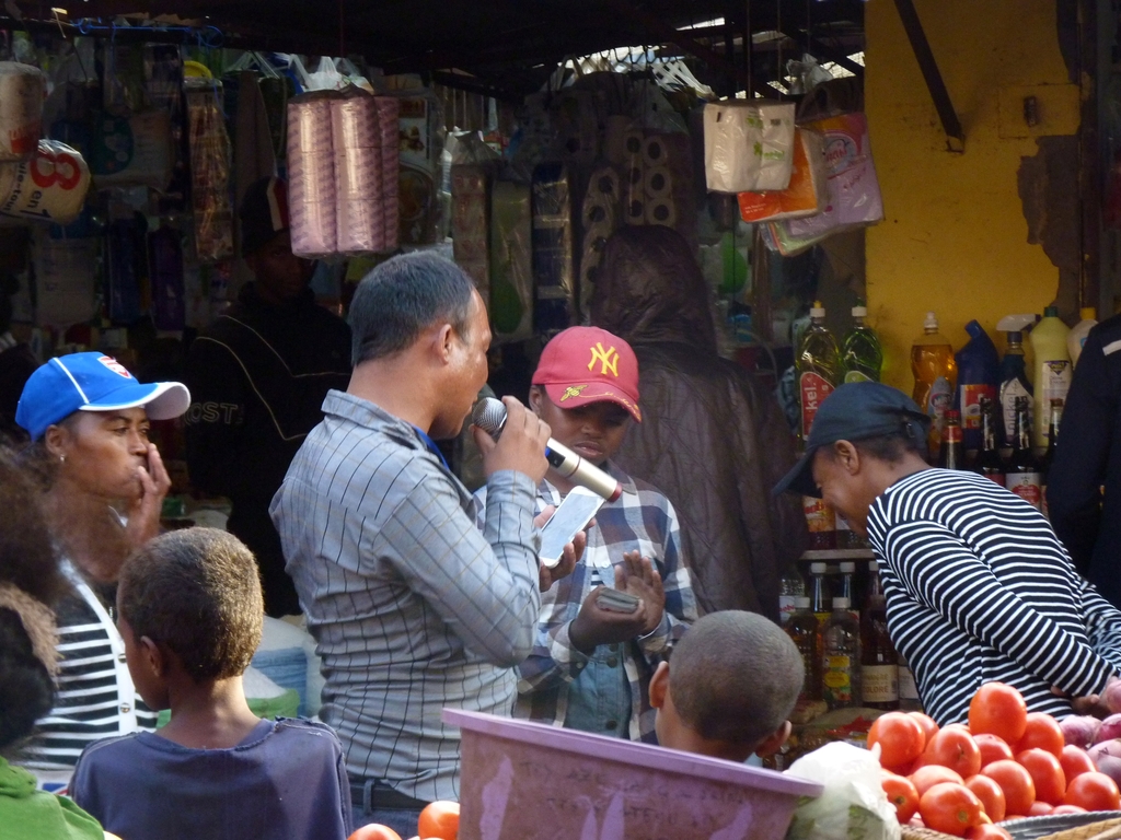 31.JPG - les prédicateurs profitent du marché pour démarcher les gens