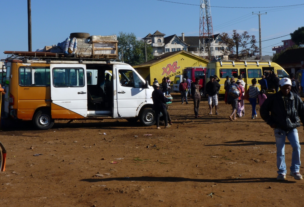 03.JPG - la gare de taxi-brousse