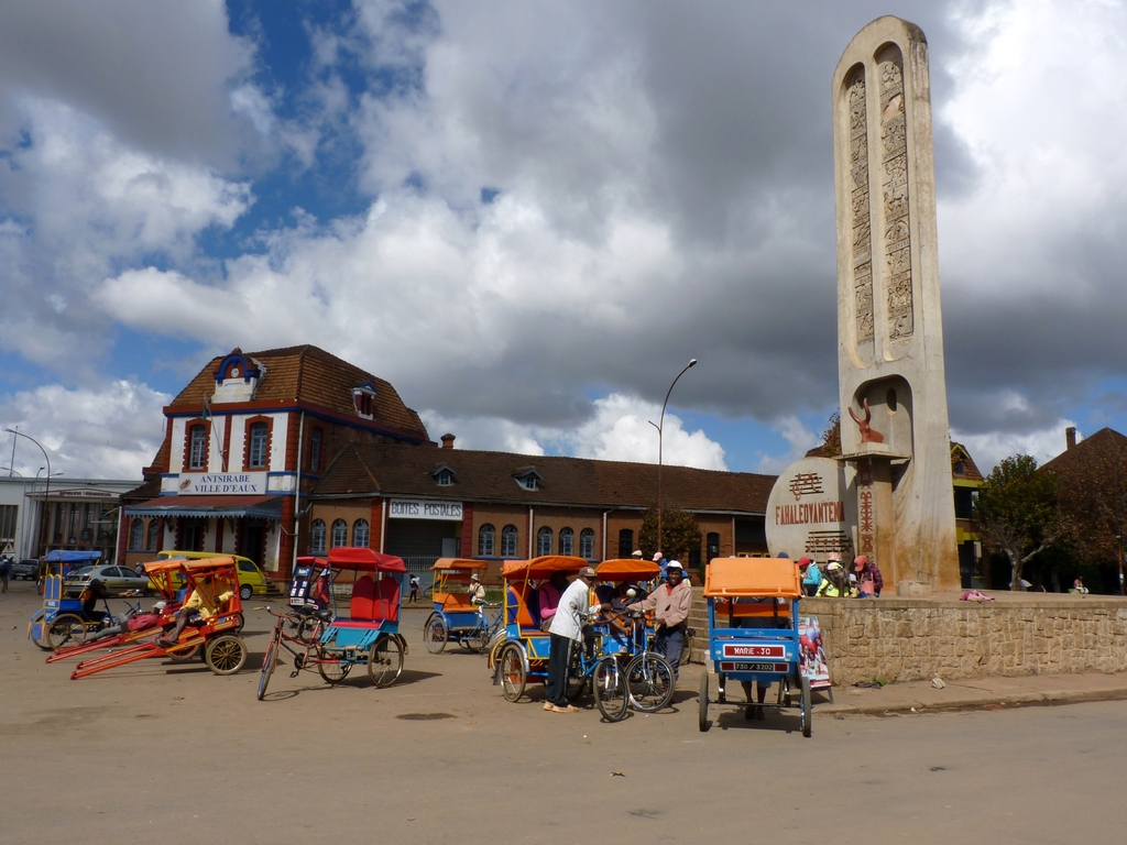 06.JPG - les 18 ethnies de Madagascar sont représentées sur cette stelle