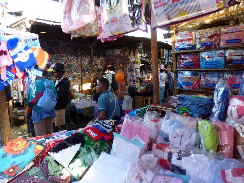 36.JPG - le marché d'ANTSIRABE