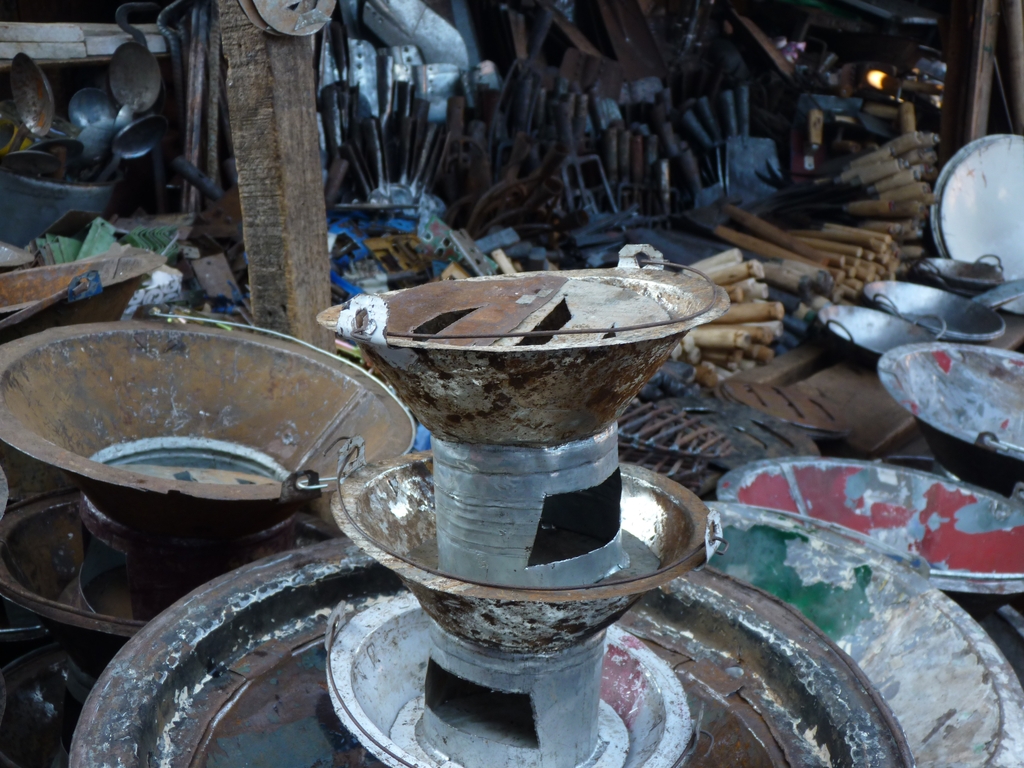 46.JPG - un FATAPERA (foyer à charbon pour cuire)