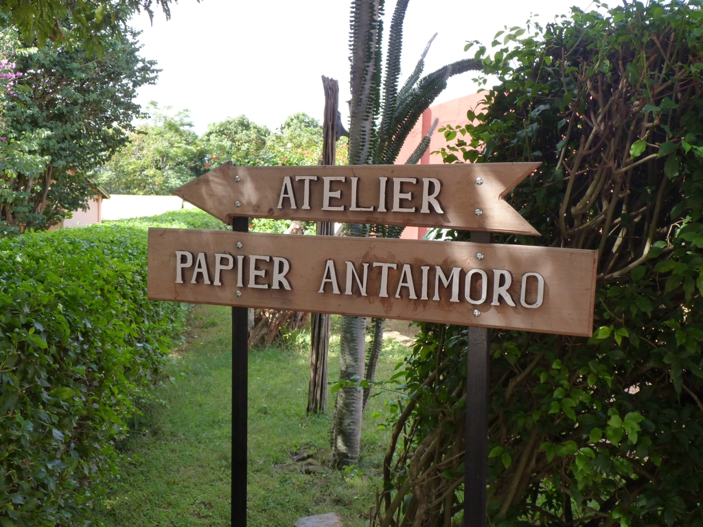 16.JPG - le papier ANTAIMORO est spécifique à Madagascar