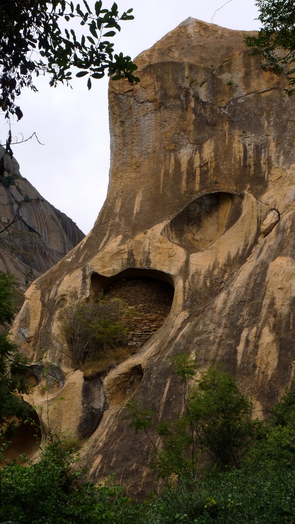 34.JPG - une tombe
