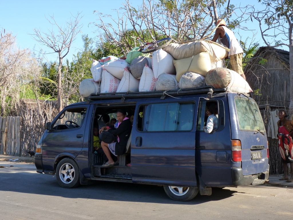 14.JPG - ce taxi-brousse de 12 sièges peut contenir 26 personnes et leurs bagages
