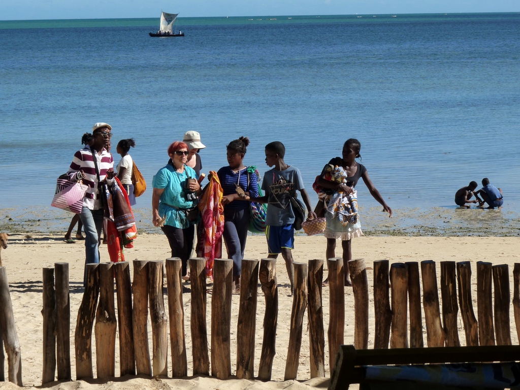 28.JPG - touristes et vendeurs de souvenirs