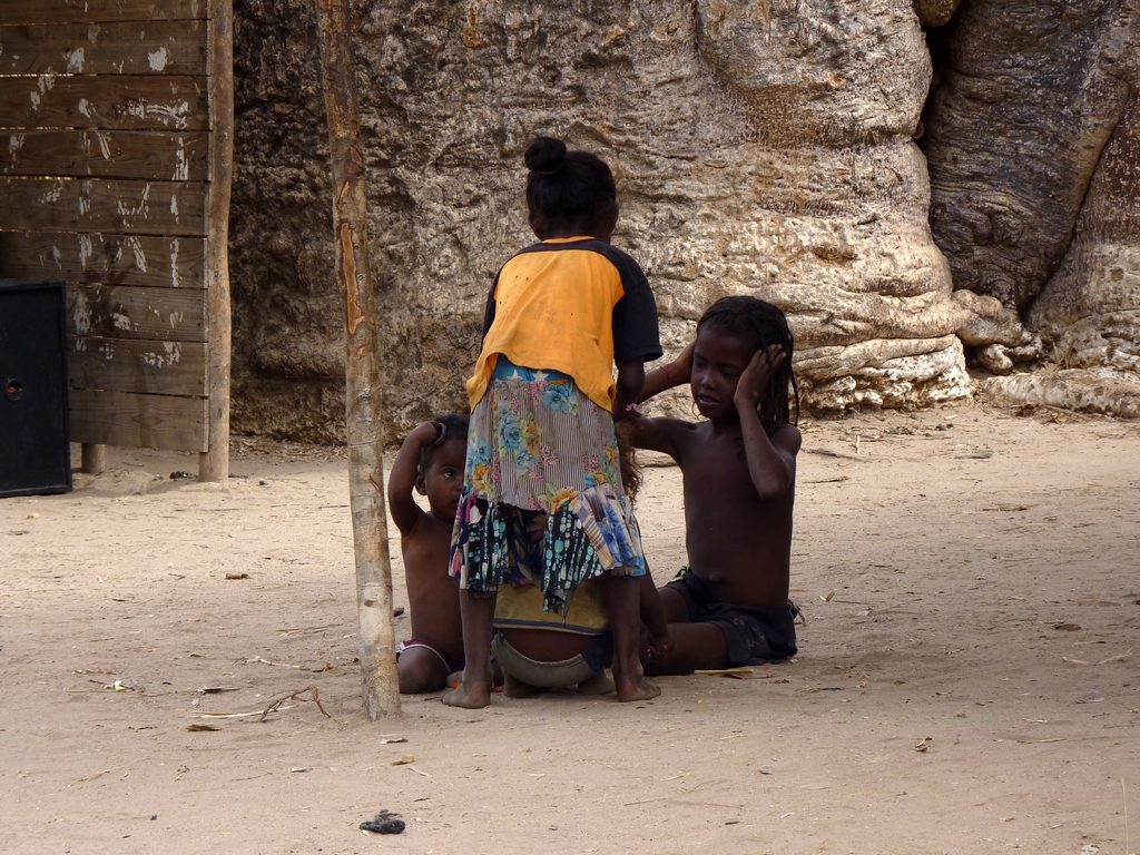 08.JPG - petite halte dans un village