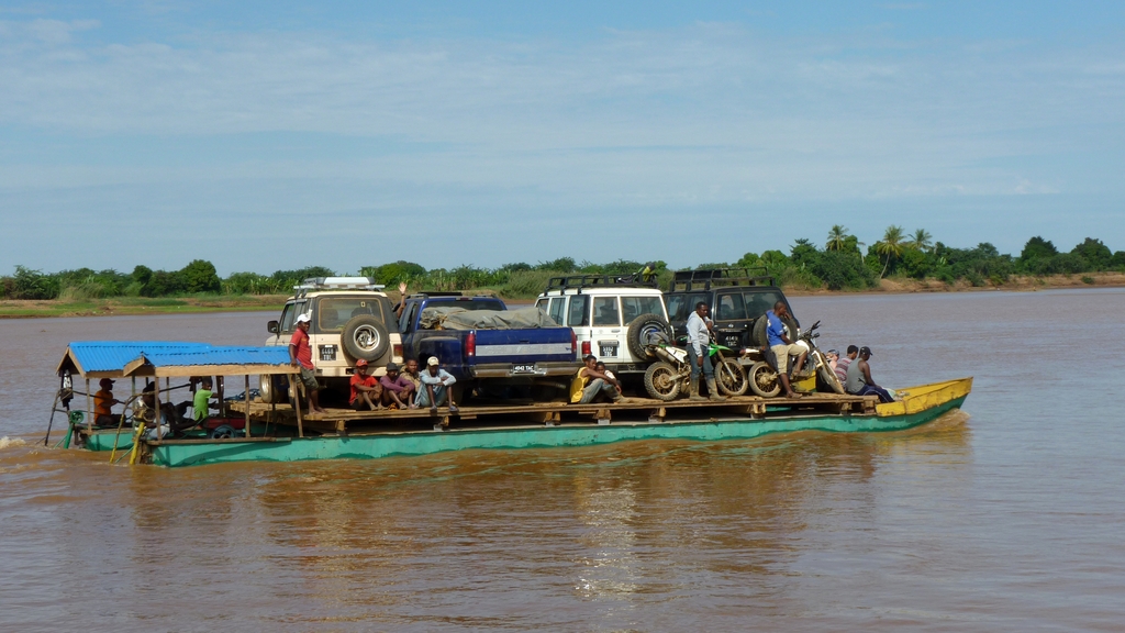 11.JPG - le bateau est parfois le seul moyen de transport