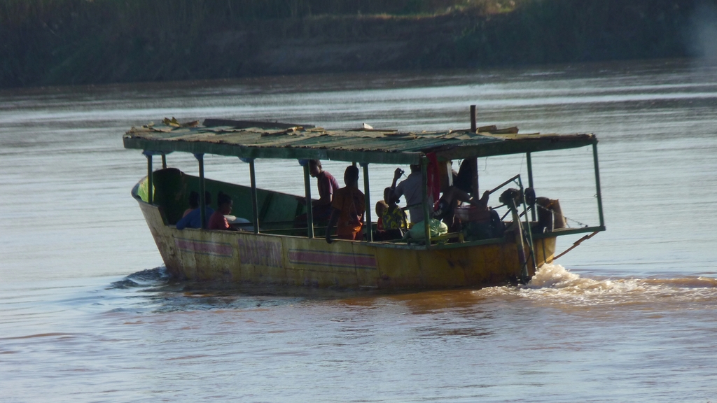 12.JPG - sur le fleuve MANIA