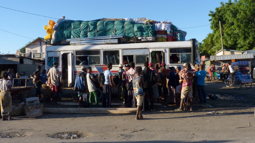 01.JPG - la gare de taxi-brousse