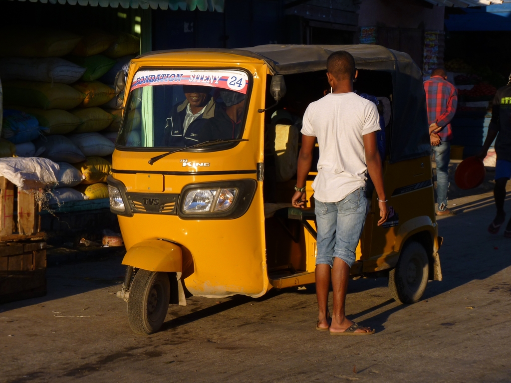 16.JPG - les TUK-TUK permettent d'aller aussi d'une ville à l'autre