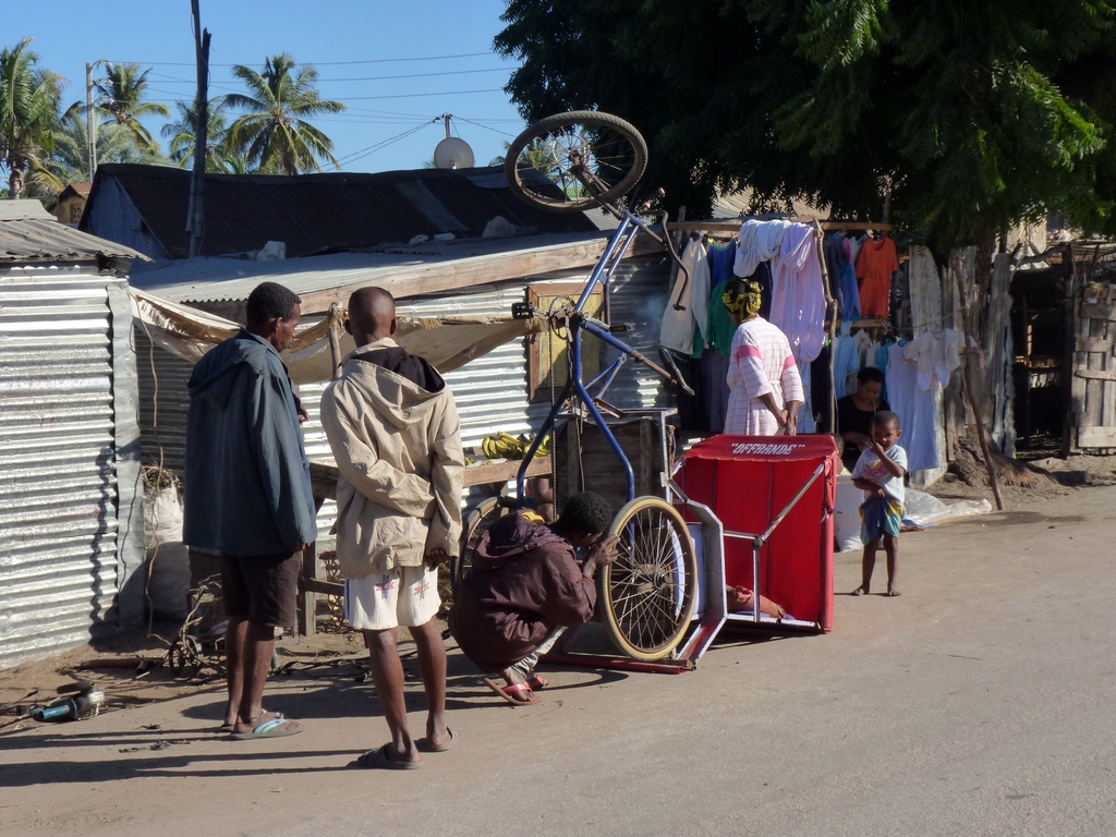 17.JPG - réparation d'un cyclo-pousse