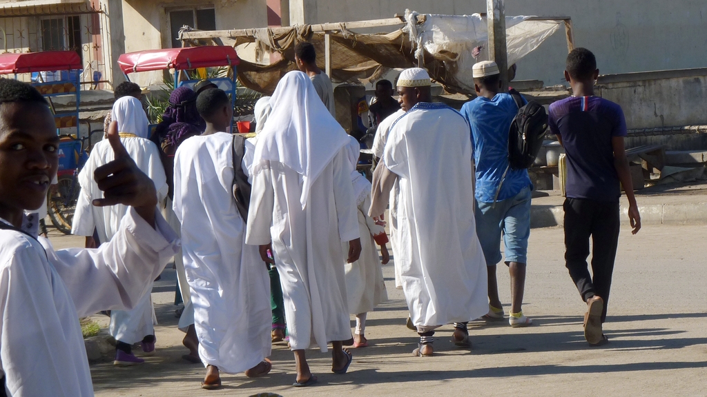 23.JPG - c'est l'AÏD EL-FITR (rupture du jeûne) et les musulmans sortent en ville