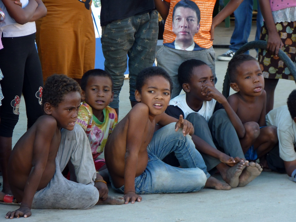 35.JPG - les enfant apprécient le spectacle de la batucada