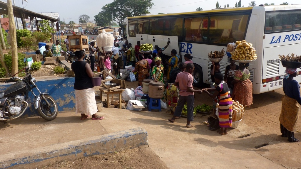 KARA-02.JPG - Le bus de la poste entre LOMÉ et KARA