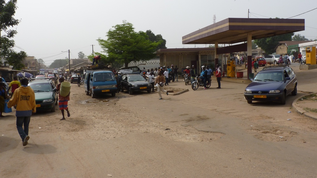 KPALIME-01.JPG - La station essence sert de point de départ de nombreux taxi-brousse (KPALIMÉ)