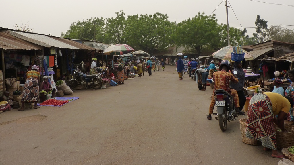 KPALIME-12.JPG - Une entrée du marché de KPALIMÉ