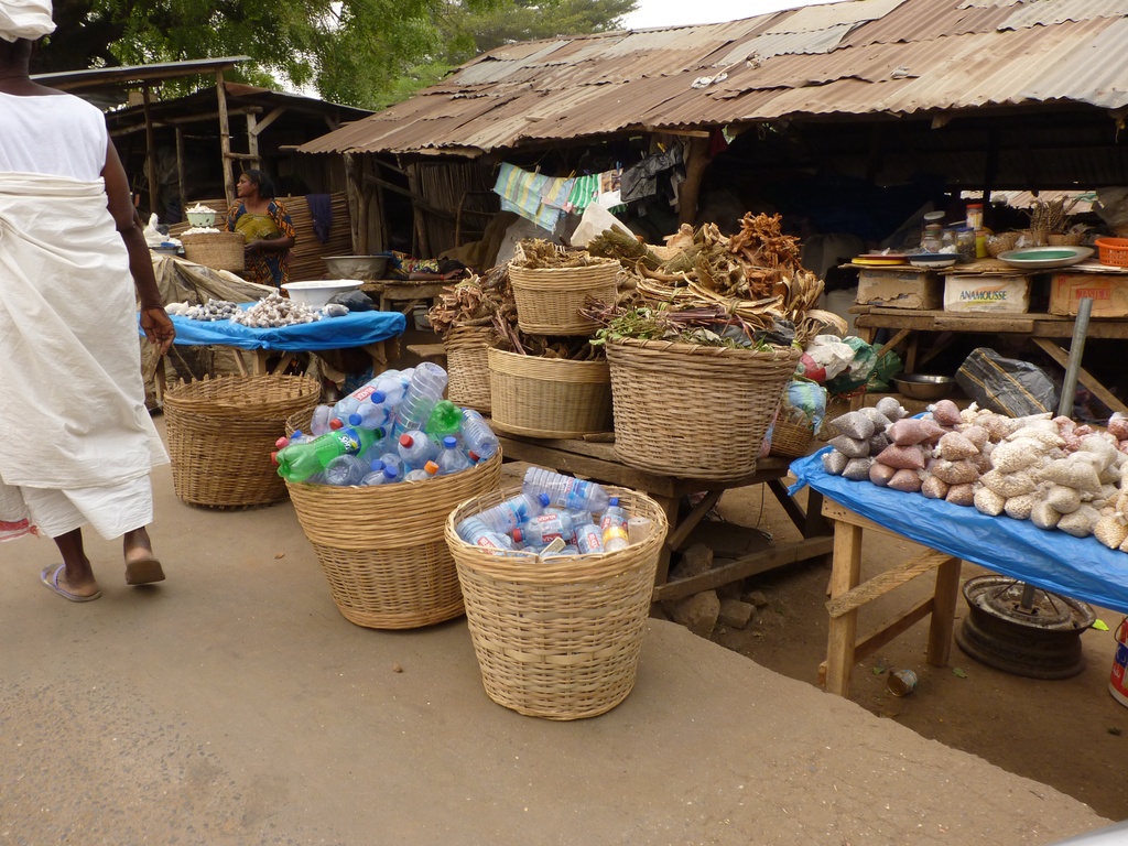 KPALIME-18.JPG - Recyclage des vieilles bouteilles d’eau (KPALIMÉ)