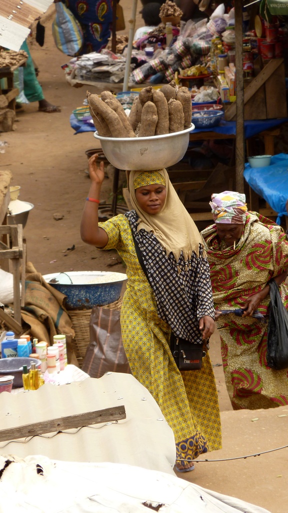 KPALIME-32.JPG - L’igname sert à faire le FUFU (plat traditionnel) (KPALIMÉ)