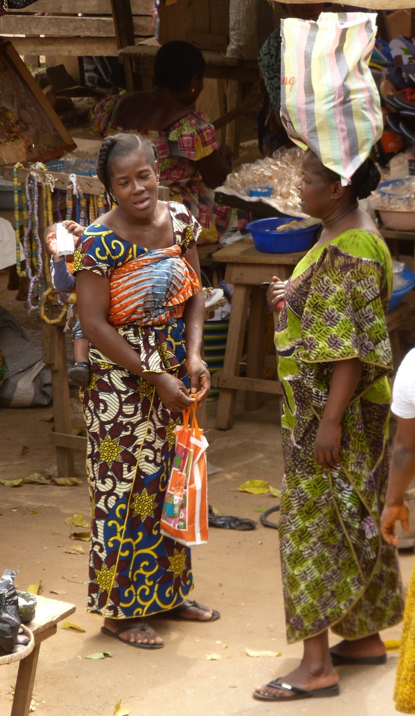 KPALIME-38.JPG - Même dans les petits villages, les africaines sont coquettes quand elles sortent (KPALIMÉ)