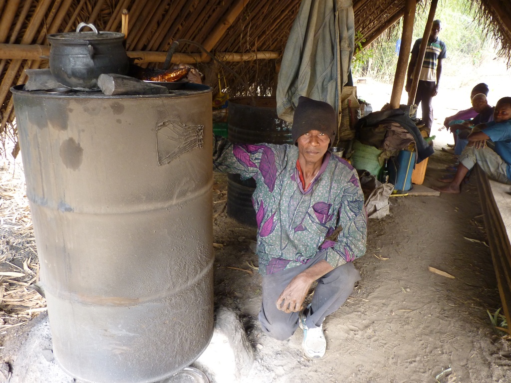 KPALIME-54.JPG - Un MALAFOUTIÉ, fabricant de SODATBI, l'alcool local fait à partir de vin de palme (environs de KPALIMÉ)