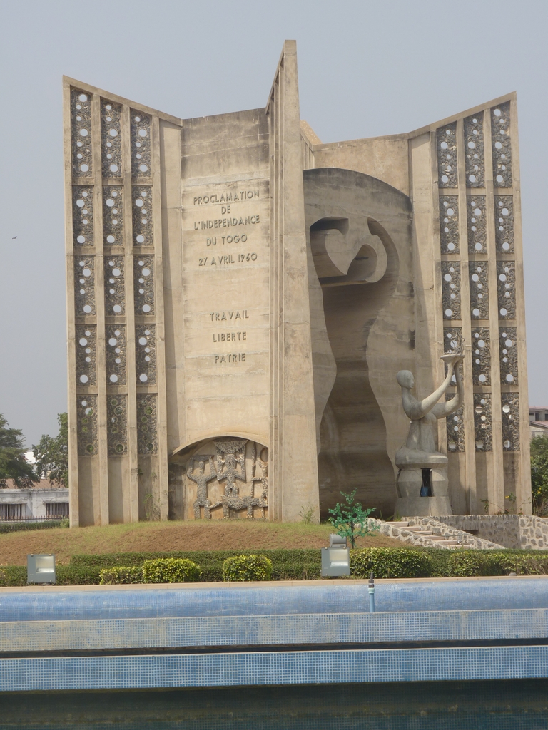 LOME-05.JPG - Le monument de la liberté (LOMÉ)