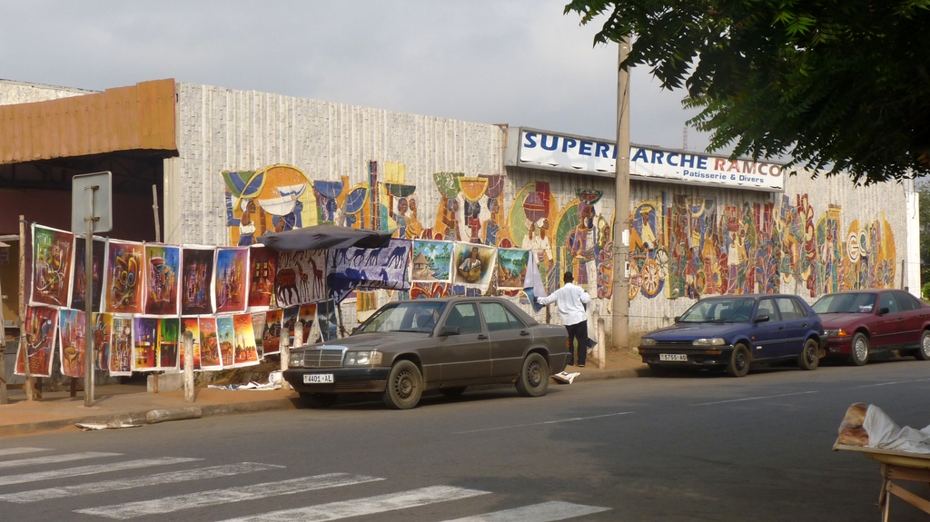 LOME-12.JPG - Vente de tableaux aux alentours du grand marché (LOMÉ)