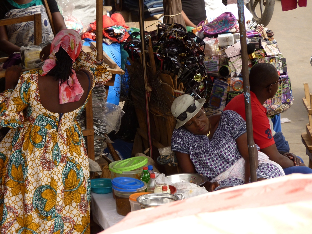 LOME-19.JPG - En attendant les clients (LOMÉ)