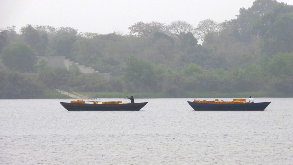 LOME-28.JPG - Transport de marchandises sur le LAC TOGO