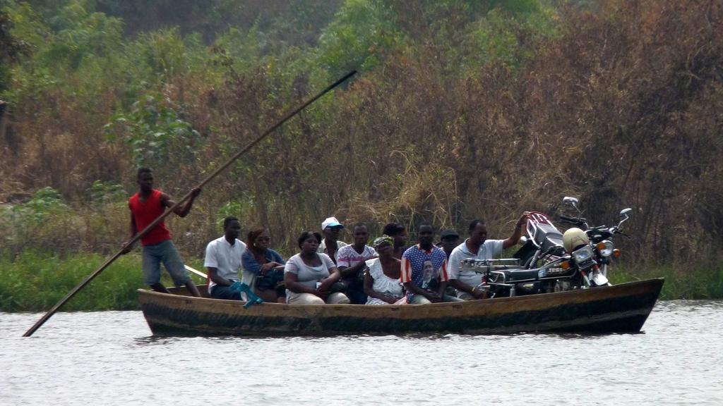 LOME-29.JPG - Transport de personnes sur le LAC TOGO