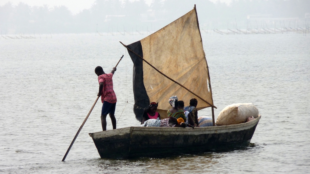 LOME-30.JPG - Transport de personnes sur le LAC TOGO