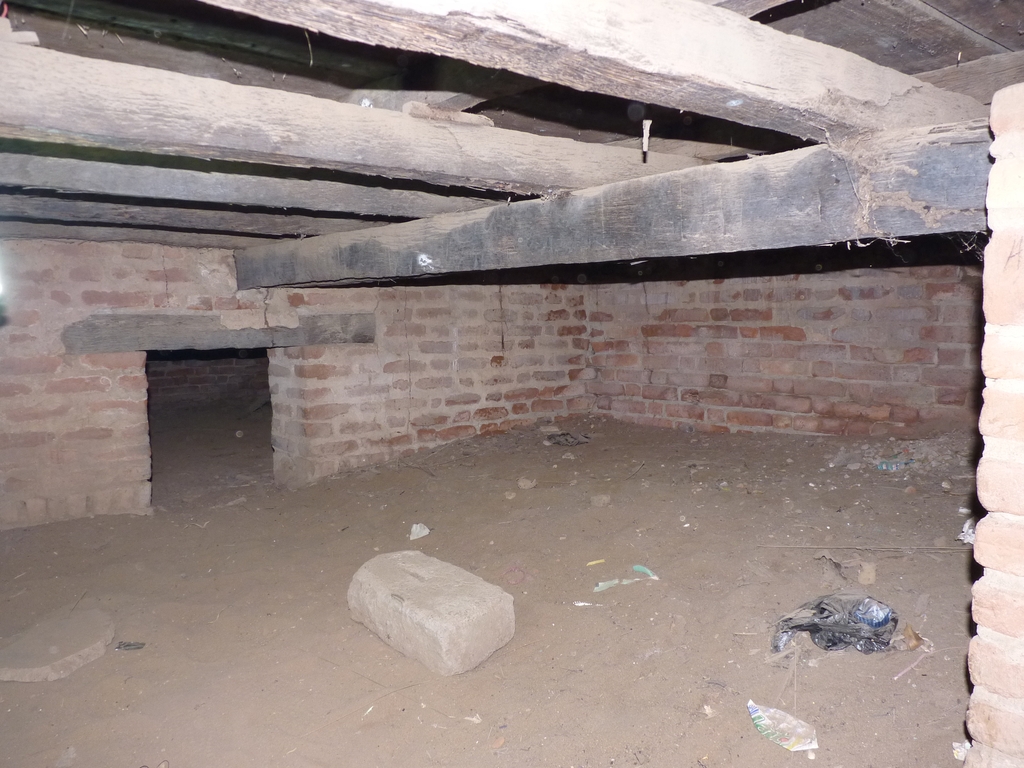 LOME-50.JPG - Le plafond est à 1.5 m de hauteur et une centaine d’esclaves « vivaient » ici avant de partir pour l’Amérique (AGBODRAFO)