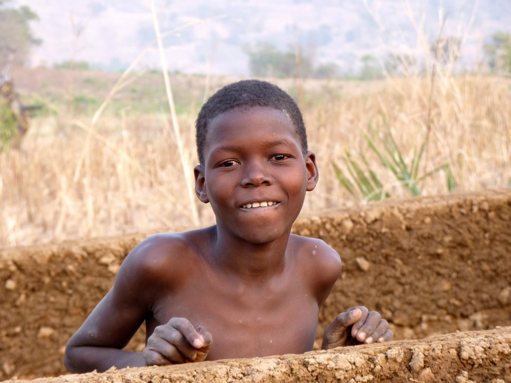 WARANGO-20.JPG - Il aide ses parents à construire une nouvelle TATA