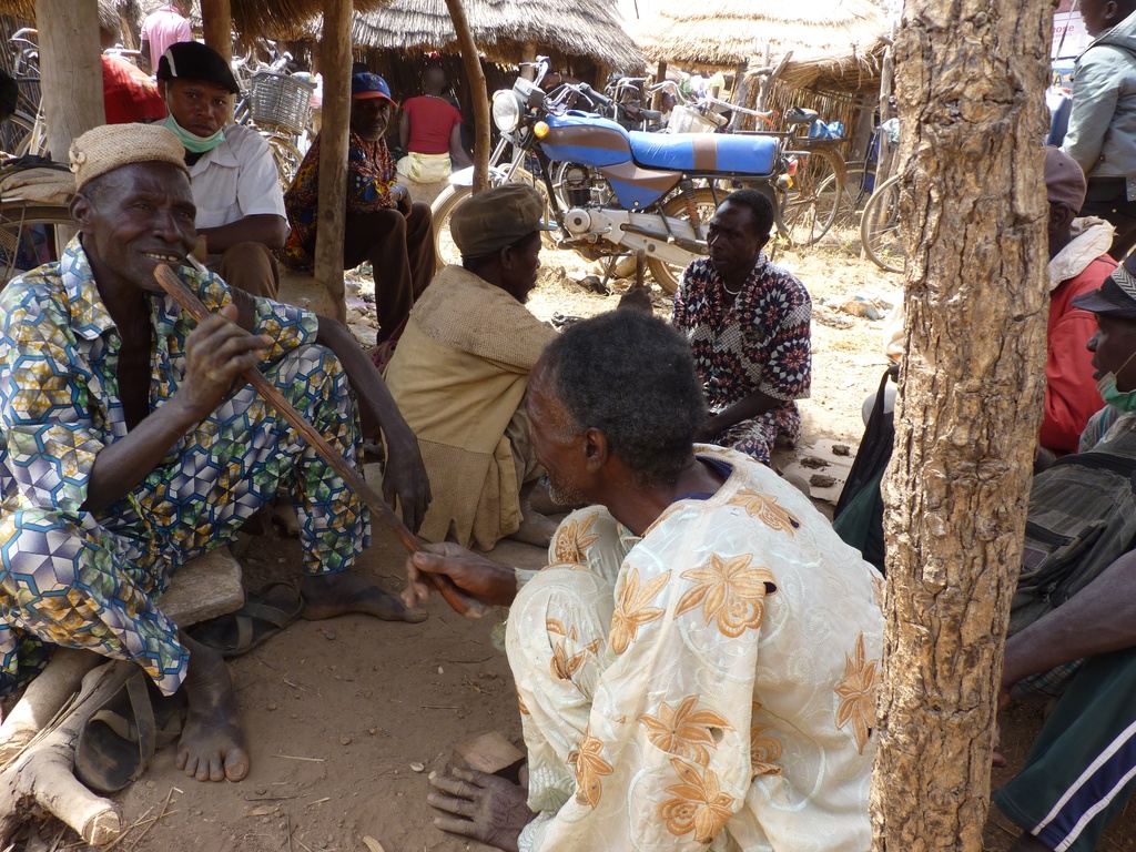 WARANGO-42.JPG - Un féticheur (marché de NANDOHA)