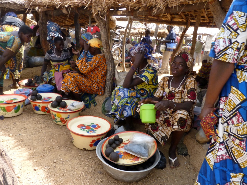 WARANGO-43.JPG - Vendeuses de moutarde (marché de NANDOHA)