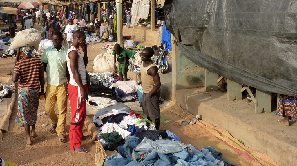 WARANGO-44.JPG - Vendeurs de fripes (marché de NANDOHA)