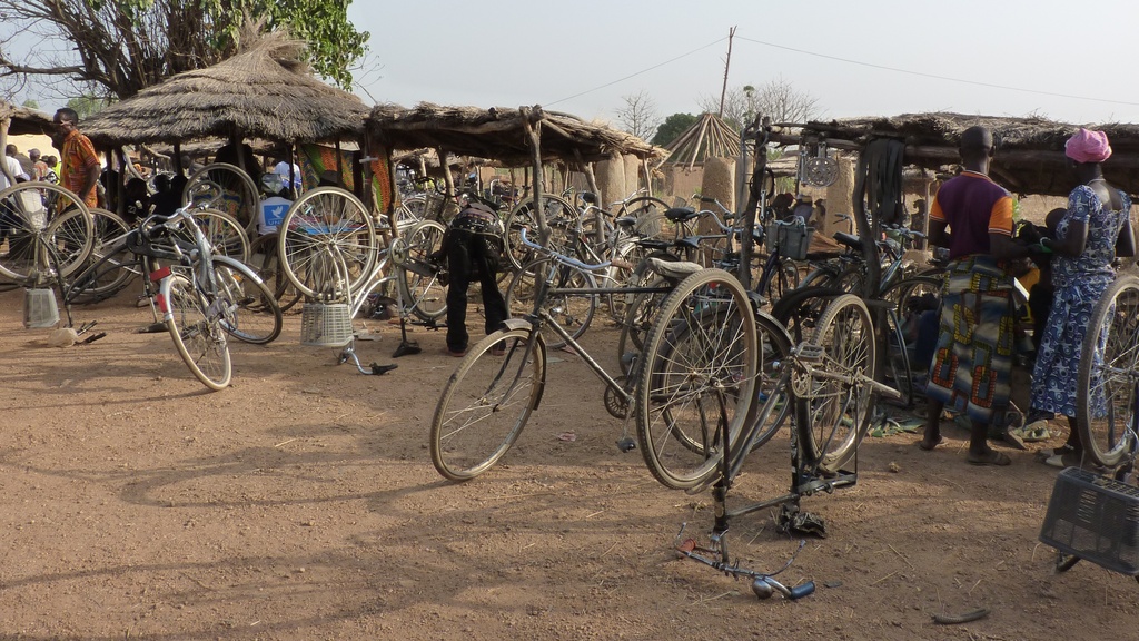 WARANGO-45.JPG - Réparateur de vélos (marché de NANDOHA)