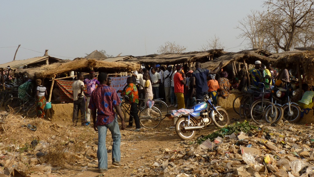 WARANGO-46.JPG - Les stands qui vendent du TCHOUK (marché de NANDOHA)