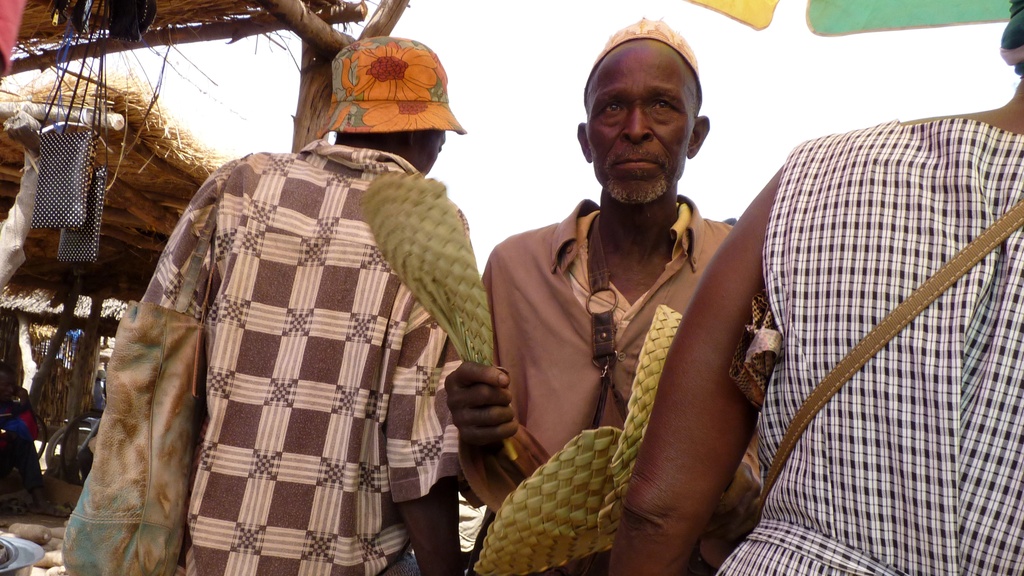 WARANGO-48.JPG - Vendeur d’éventails (marché de NANDOHA)
