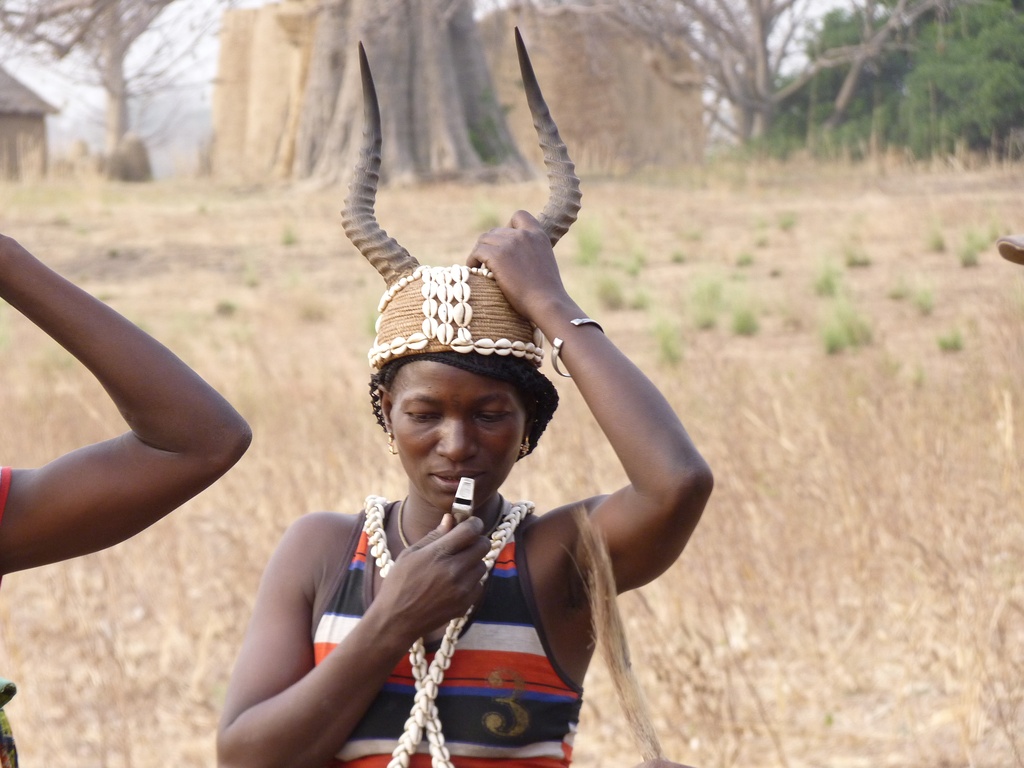 WARANGO-57.JPG - Coiffe traditionnelle pour l’initiation des jeunes filles (village de WARANGO)