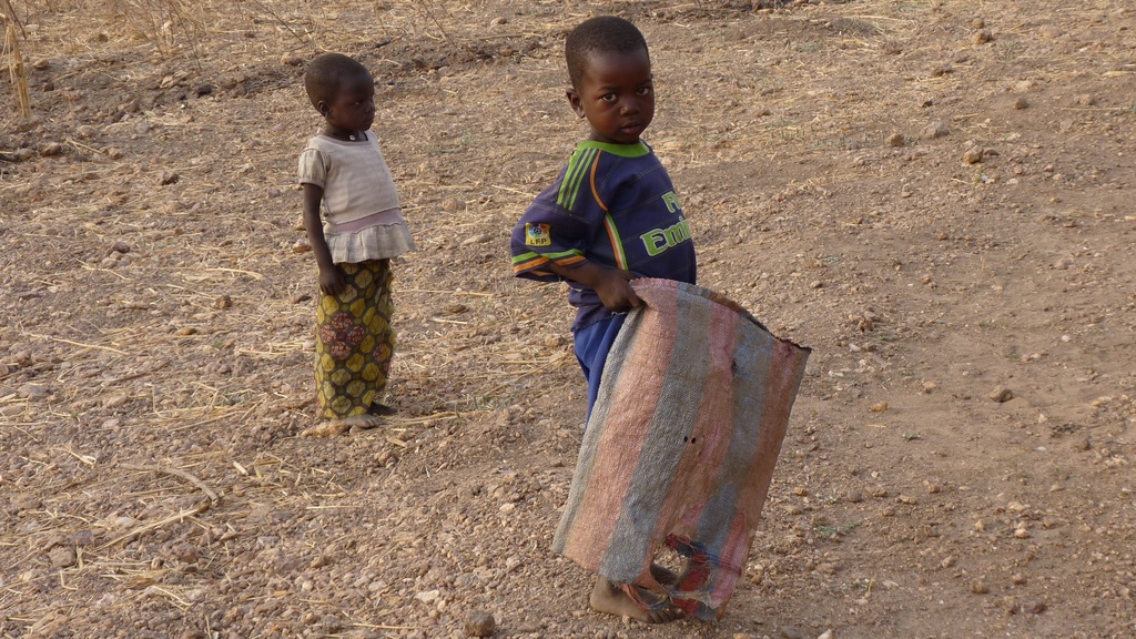 WARANGO-58.JPG - Les enfants sont aussi intéressés par les danses traditionnelles (village de WARANGO)