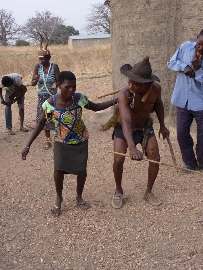 WARANGO-59.JPG - les villageois se mélangent aux danseurs (village de WARANGO)