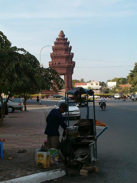 005.JPG - Phnom Penh - le monument de la liberté