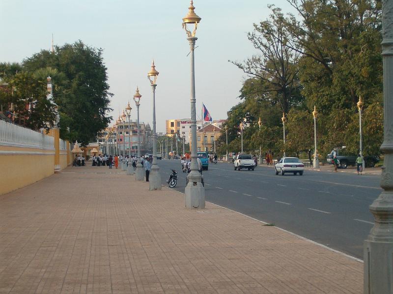 006.JPG - Phnom Penh - devant le palais royal