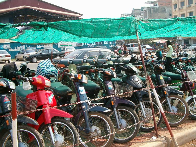 009.JPG - Phnom Penh - garage à motos