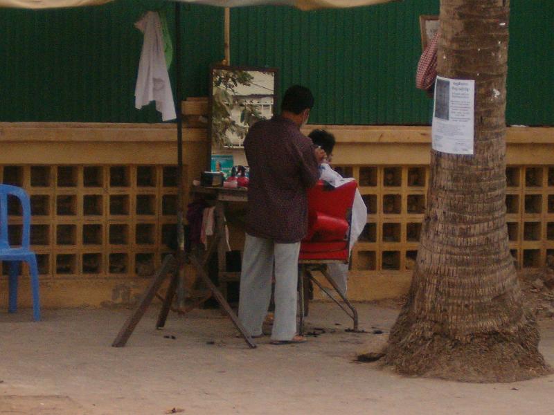 017.JPG - Phnom Penh - un coiffeur de rue