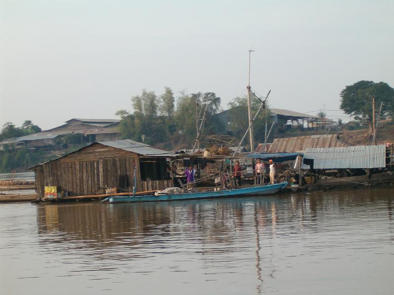 074.JPG - Un village flottant sur le TONLE SAP